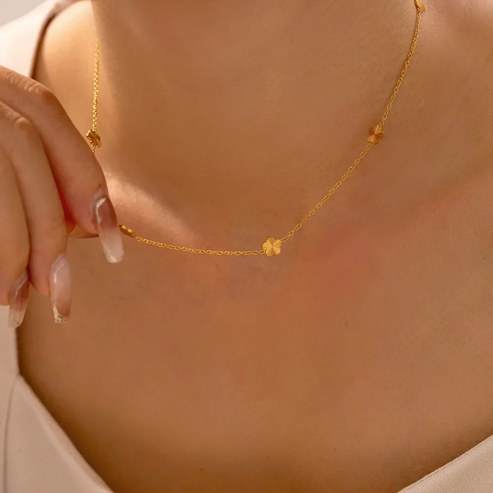 Elegant Golden Flower Stainless Steel Charm Necklace 18K Gold Plated Waterproof Non-Tarnish High Polished Jewelry for Women Gift